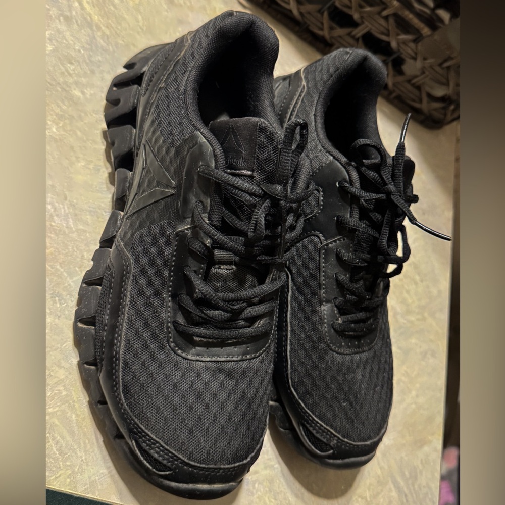 Reebok unisex  Black Athletic Sneakers